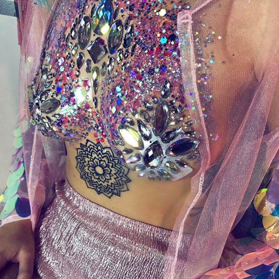 Новий сексуальний тренд - блискітки та каміння на грудях