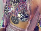Новий сексуальний тренд - блискітки та каміння на грудях