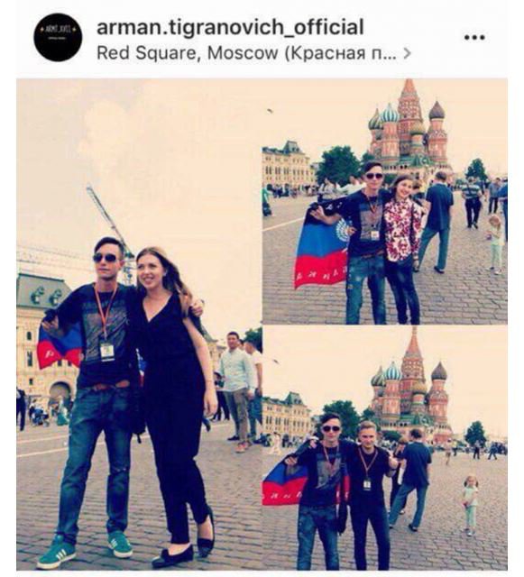 Арман Степанов позує у столиці Росії з прапором ДНР 