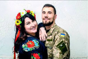 Віктор і Ольга Кардаші познайомилися в київському військовому шпиталі. У жовтні 2015 року чоловік отримав поранення, йому ампутували праву ногу