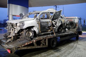Понівечений вибухом автомобіль, у якому їхали члени Спеціальної моніторингової місії ОБСЄ