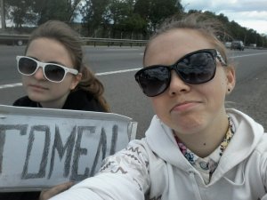 Юлія Кириленко (ліворуч)  та Марина Дігтяр подорожували автостопом із Полтави до білоруської столиці Мінська. У дорозі змінили десять автівок