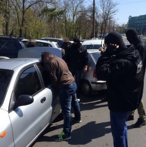 19 квітня СБУ затримує координаторів запланованих фейкових протестів в Одесі. На мирну ходу повинні були напасти псевдонаціоналісти з фаєрами. Учасникам пообіцяли по 300 гривень
