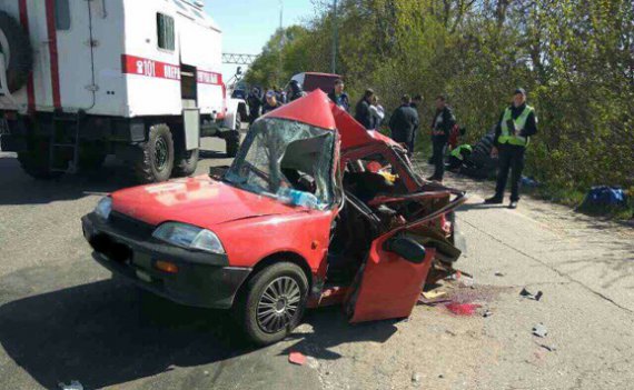 Автобус врізався в легковик