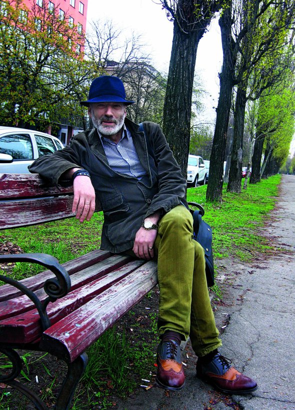 Олександр Лірчук, 45 років, продюсер, журналіст. Народився 26 січня 1972 року в місті Балта Одеської області. Батько – підполковник радянської армії, розробляв та обслуговував елементи ядерної зброї. Працював у Свердловську, Семипалатинську, Балтії. Мати була штабісткою у військовій частині. Має старшу на 10 років сестру. 15-річним переїхав із батьками до Тернополя. Прожив там 14 років і перебрався в Київ. ”Ці переїзди були переломними в житті. У Тернополі мене часто називали москалем. У Києві – бандерою”. 1994-го проходив службу в армії. Закінчив Тернопільський політехнічний інститут, факультет медичного приладобудування. За фахом не працював. ”Першу роботу мав 1992 року. На ній зшивав папки з документами в обласному архіві Тернополя. Мама влаштувала на півставки”. 1996 року почав працювати на тернопільській радіостанції ”Такт”. Потім – на радіо ”Тернопіль”, далі – на ”Українській хвилі”. Після переїзду до Києва був диктором на радіо ”Зет”, ”Довіра FМ”, ”Наше радіо”, ”Радіо 5”, ”Європа FМ”, ”Ностальжі”. 2013 року став автором і ведучим публіцистичної передачі Double Ять на телеканалі ТВі. Останні два роки займається документальним кіно. Зняв ”Війна на нульовому кілометрі” та ”У країну людей”. Працює на порталі Online.ua і в продюсерському центрі ”Фор-Пост”. Любить тварин, має собаку Досю. Колекціонує каміння й чоловічі парфуми. Остання прочитана книжка – ”Яхве проти Баала. Хроніка перевороту” Андрія Склярова. У шлюбі. Дружина Інга займається страховим бізнесом. Має доньку Каріну – студентку журфаку