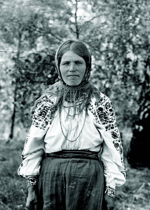 Молода українка з Волині в національному костюмі, 1937 рік