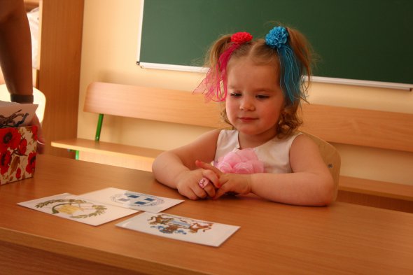 3-летняя Злата Поплавская знает гербы всех стран мира
