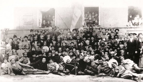 Учасники з'їзду Вільного козацтва в Чигирині у 1917 році.