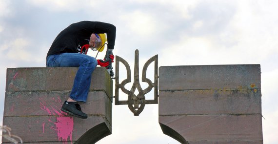 Націоналісти з владою знесли український пам'ятник у Польщі