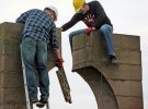 Националисты с властями снесли украинский памятник в Польше 