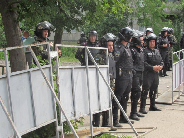 Ряды спецназовцев огородили подход к мэру Харькова