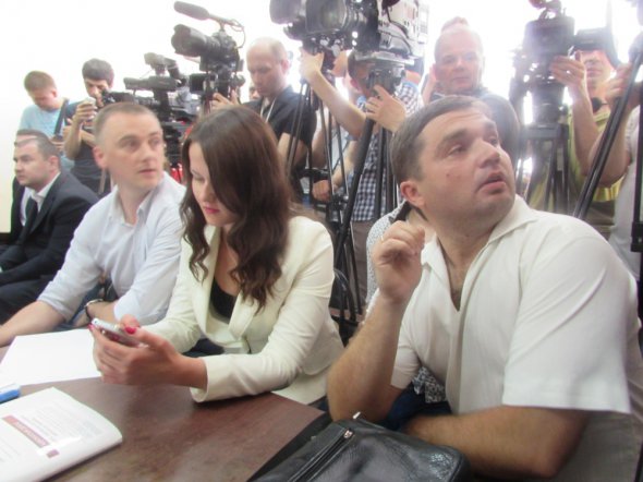 Потерпілий Сергій Ряполов (справа) із адвокатами