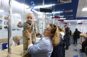 Черга до кас відділу централізованого оформлення документів на бульварі Шевченка, 27. У приміщенні сучасний ремонт, техніка, м’які пуфи. Є дитячий куточок із розмальовками й олівцями, кавовий автомат