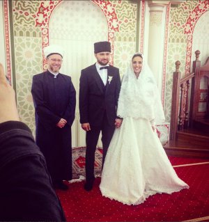 Джамала стоїть із чоловіком Бекіром після традиційної весільної церемонії ­мусульман нікяху. Шлюб узяли в Ісламському культурному центрі столиці