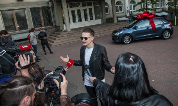 Фронтмен группы O.Torvald, который будет представлять Украину на песенном конкурсе "Евровидение 2017" подарил жене Валерии новый автомобиль новый Kia Rio