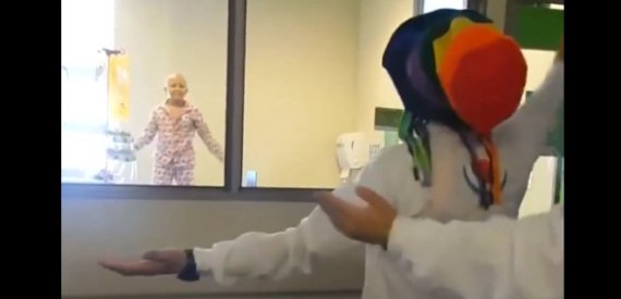 Больная раком девочка исполнила зажигательный танец на больничной койке. Кадр из видео