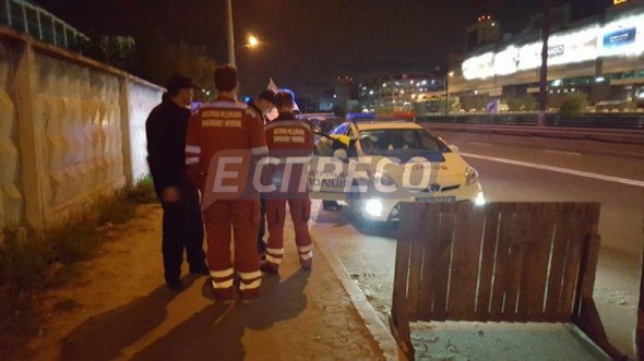 В Киеве пьяная девушка на Hyundai Getz влетела в котлован
