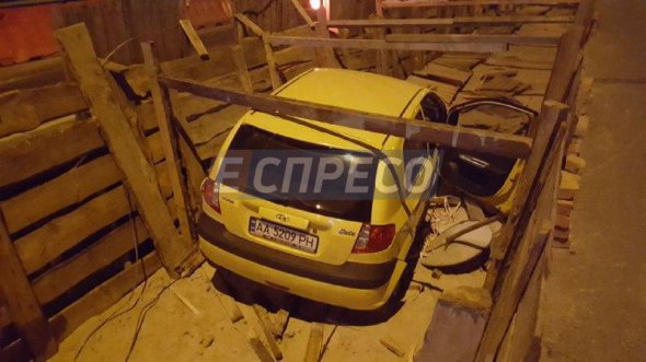 В Киеве пьяная девушка на Hyundai Getz влетела в котлован