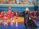 На дитячих спортивних змаганнях в місті Ніжин Чернігівської області співачка виступала з великим декольте і без нижньої білизни