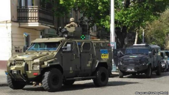 Вулиці міста патрулюють спецпризначенці СБУ на броньованих машинах. 