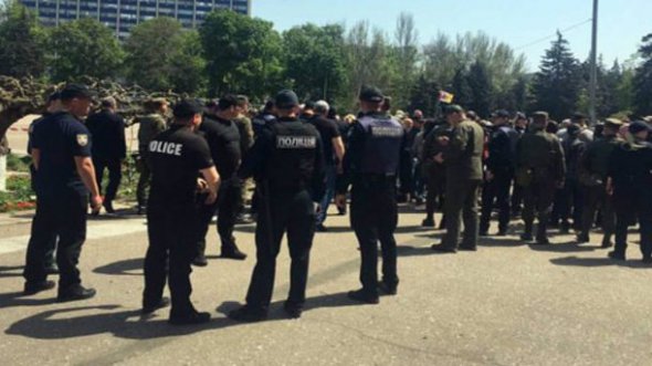 Толпа пытается прорвать кордон.