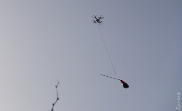 Дрон с флагом.