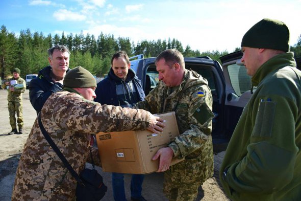 Руслан Марцинкив с волонтерами привез на передовую помощь бойцам 44-й отдельной артиллерийской бригады, апрель 2017 года.