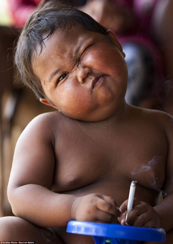2-летний индонезиец выкуривал 40 сигарет в день