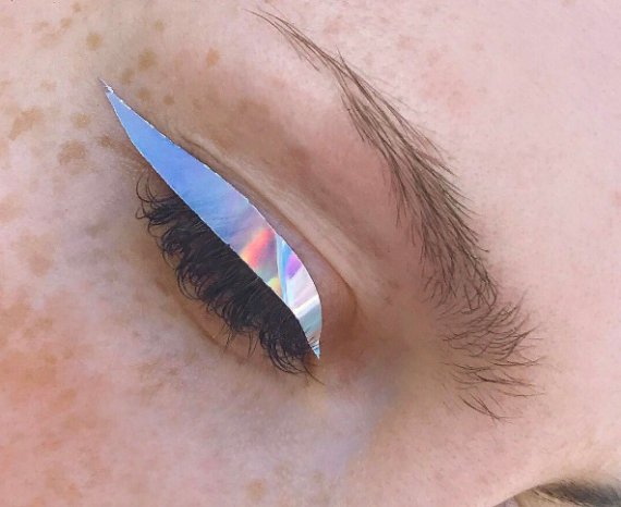 Голографічні стрілки - новий тренд макіяжу очей