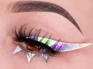 Голографічні стрілки - новий тренд макіяжу очей