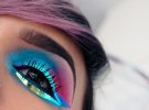 Голографические стрелки - новый тренд макияжа глаз