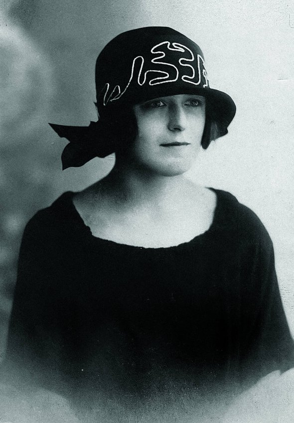 Дарина Макогон народилася 5 травня 1907 року у Чернівцях. 1935-го вперше підписала свій твір псевдонімом Ірина Вільде – від німецького Wilde – ”Дика”. Наступного року отримала літературну премію ім. Івана Франка – за роман ”Метелики на шпильках”. Після 1945 року жила у Львові. Працювала спецкором газети ”Правда Украины”, була депутатом Верховної Ради УРСР. За роман ”Сестри Річинські” 1965-го отримала Шевченківську премію. Померла 30 жовтня 1982 року. Похована на Личаківському цвинтарі у Львові