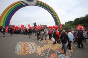 На першотравневий мітинг у Києві зібралися близько двох тисяч людей. Йшли Хрещатиком до Європейської площі. Центр міста поліція перекрила