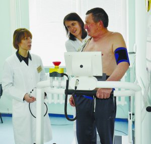 Лікар функціональної діагностики Черкаського обласного кардіоцентру Лариса Каштелянова (ліворуч) та медсестра Лариса Гриценко готують пацієнта Миколу Розсоху до обстеження