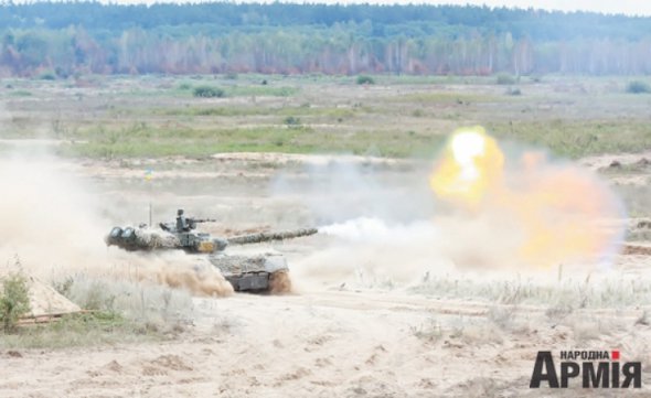 Танкисты учатся управлять новыми Т-64БВ