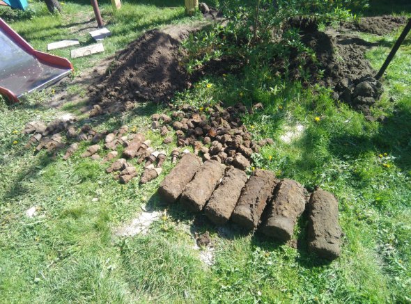 Біля дитячого садка знайшли артилерійські снаряди та вибухові пристрої до них