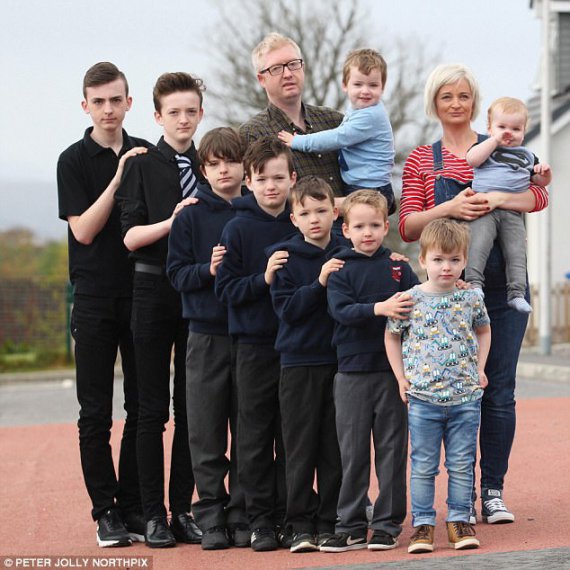 Алексіс Бретт, 37, мати дев'яти синів в очікуванні десятого (Зліва направо: Кемпбелл, Гаррісон, Корі, Лешлан, Броуді, Брен, Хантер, батько Девід із Маком і Алексіс із малюком Блейком)