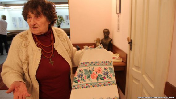 До колекції увійшли копії фрагментів вишивок із сорочок відомих українців