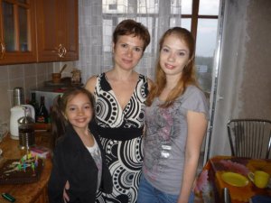Світлана Шелевейстер із міста Енергодар на Запоріжжі обіймає доньок. Жінка хотіла скоїти самогубство. Перед тим убила молодшу доньку Анастасію (на фото ліворуч)