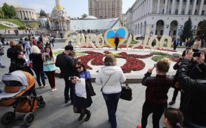 Перехожі фотографуються біля напису ”Євробачення” на майдані Незалежності в центрі Києва