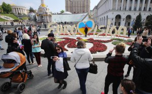 Перехожі фотографуються біля напису ”Євробачення” на майдані Незалежності в центрі Києва