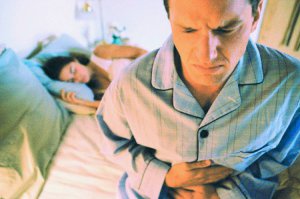 Про хронічний гастрит сигналізує печія, відчуття переповненості шлунка, запор або нудота. Здуття живота й відрижка