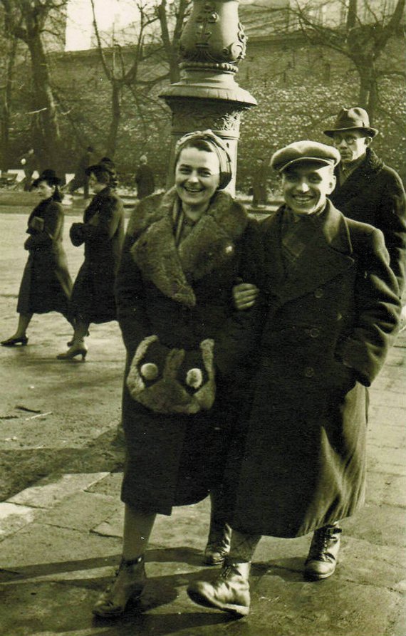 Член ОУН Василь Кук і підпільниця Філя Бзова прогулюються Краковом, 1940 рік