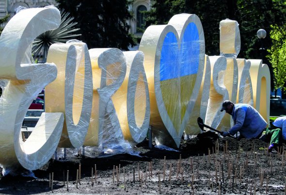 Комунальник висаджує квіти біля логотипу Eurovision у центрі Києва. Його встановили до пісенного конкурсу Євробачення-2017. Захід пройде у столичному Міжнародному виставковому центрі 9–13 травня