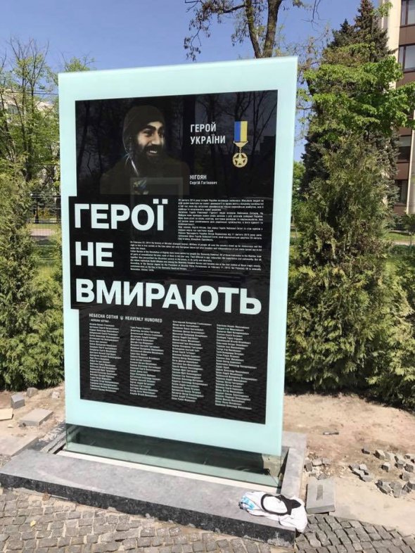 Аллея памяти будет представлять собой композицию из стеклянных стел, на которых фотографии более 500 погибших в АТО и на Майдане жителей Днепропетровщины