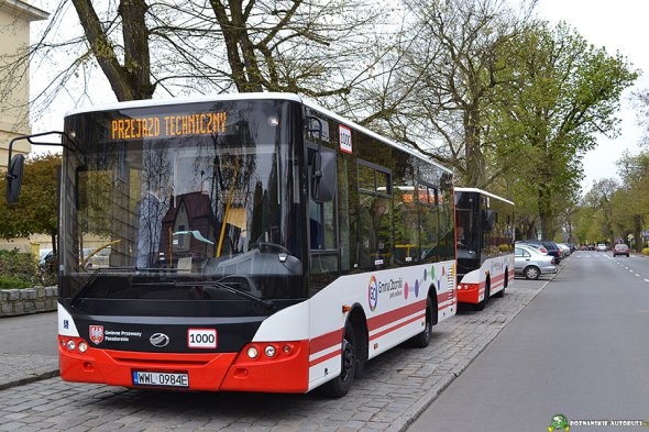 Автобуси оснащені турбодизельними двигунами DEUTZ і CUMMINS, обладнані кондиціонером, рампою для коляски людей з обмеженими можливостями, а також автономним обігрівачем салону. 