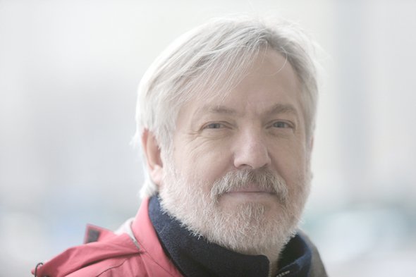 "Відчуваю себе добре. Коли переїхав у Київ, це відбилося навіть на картинах: став темніше колір тому, що на підсвідомості війна. Зараз він вже висвітлюється!", - розповідає Петро Антип