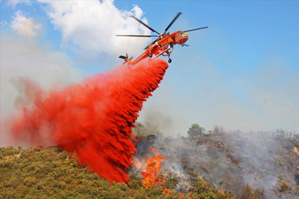 Sikorsky S-64 Sky Crane компанії Erickson Air-Crane під час гасіння пожежі