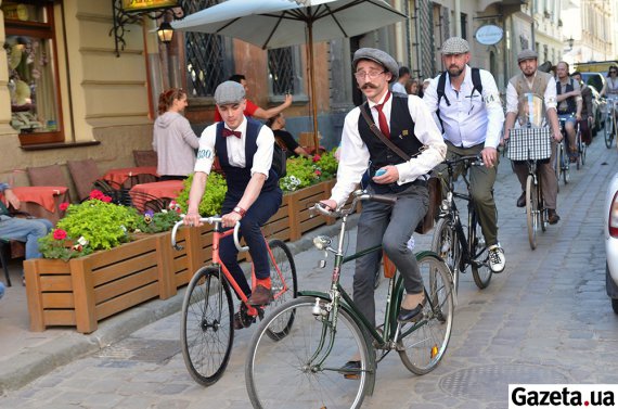 Во Львове состоялся ретро-велозаезд «Батяри на роверах»