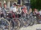 Во Львове состоялся ретро-велозаезд «Батяри на роверах»